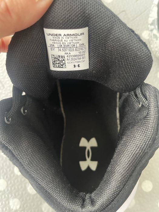 Ghete baschet / strada Under  Armour, aproape noi ,  originale , luate din Austria din reprezentanta , mar 37 .5 / 23,5 cm