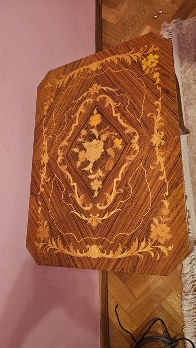 Masuta mica veche stare foarte buna