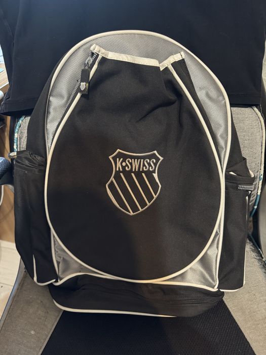 Продавам тенис раница