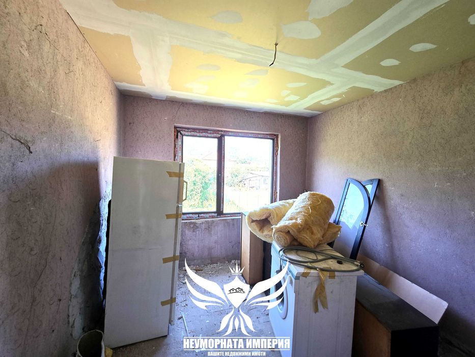 Продавам двуетажна къща 160РЗП и селскостопанска сграда 50кв.м. с широк двор 850кв.м. в с.Тополово