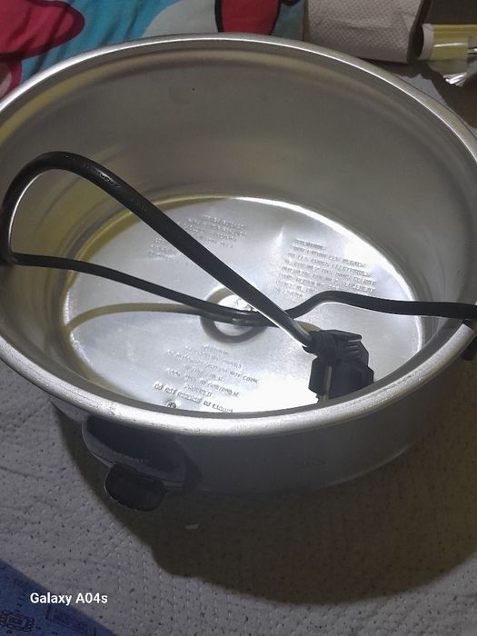 Vând 2 oale electrice noi
