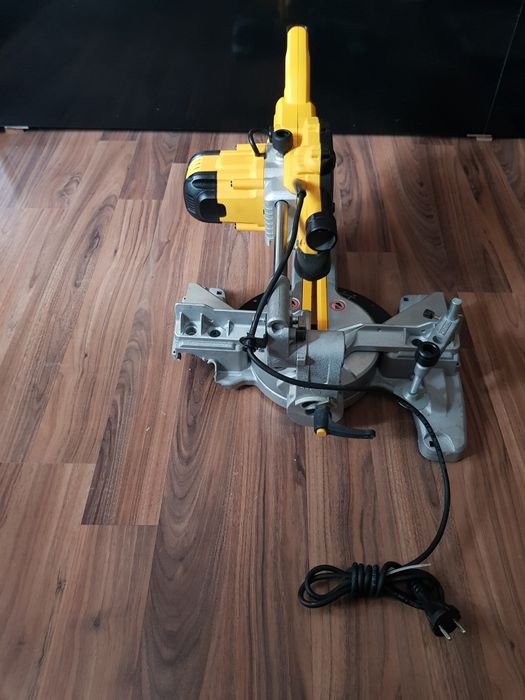 Circular pentru taieri înclinate Dewalt DWS 774