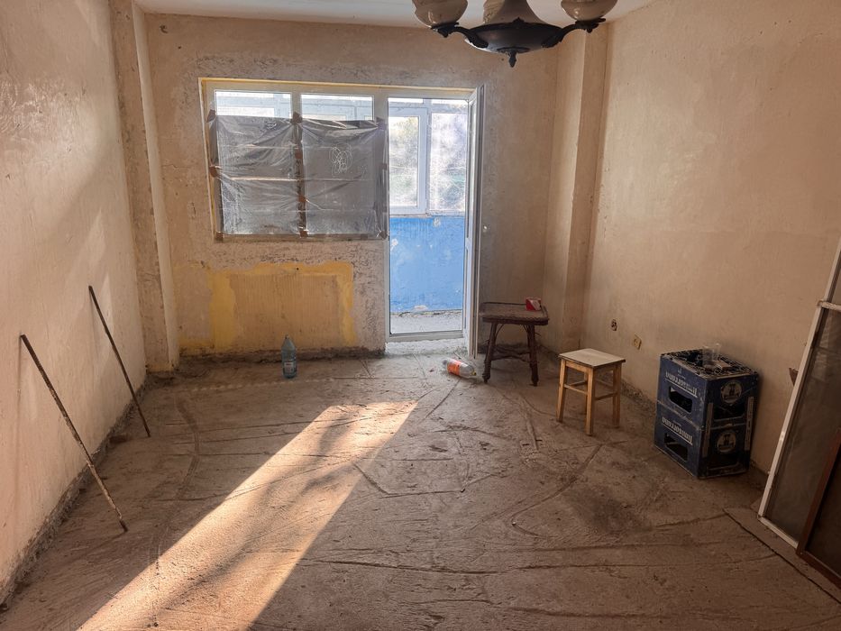 Vand apartament cu 3 camere,decomandat situat in centrul orasului,Slobozia.