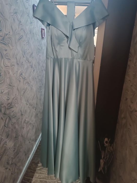 Дамска официална рокля.