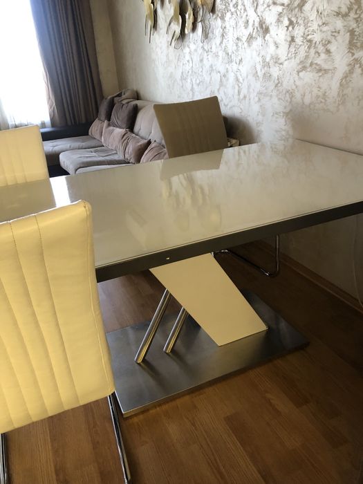 бяла със сиво луксозна трапезна маса