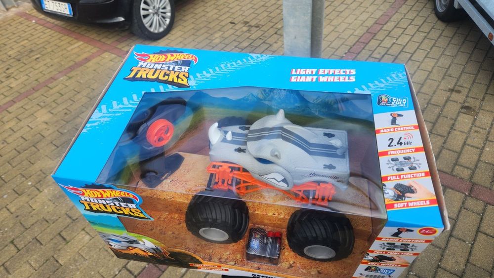 Кола/джип с дистанционно Hotwheels