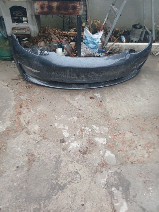 Vand bara fața Tesla