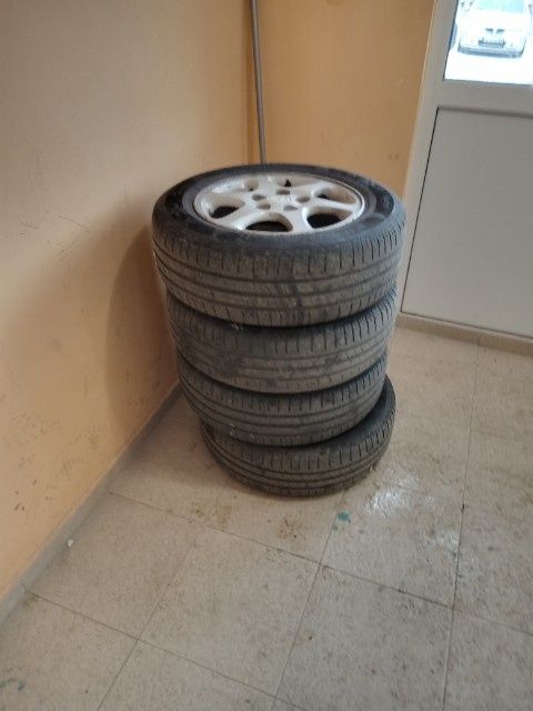 Продавам лети джанти с гумите