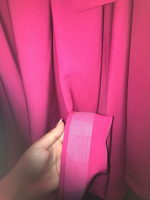 Ярко-розовое платье, длинная