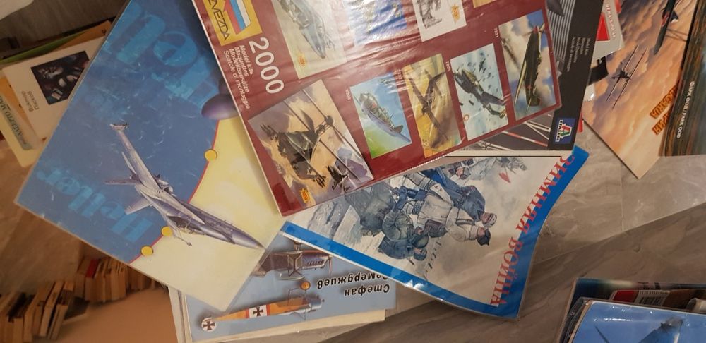 Книжка за униформите през войната,списания за самолети ,вертолети ,тан