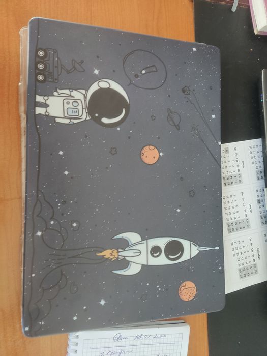 MacBook на него пластиковый корпус