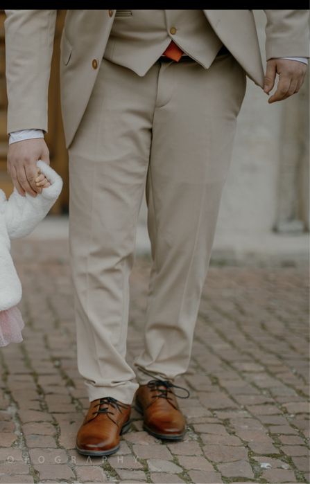 Бежов костюм с оранжеви елементи