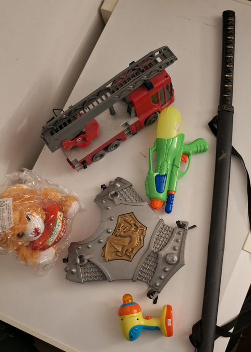 Set jucării diverse – ursuleț nou, sabie samurai, camion pompieri, pis