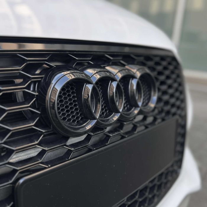 Suport Emblema Audi Grila Fagure RS + Emblemă Cromată