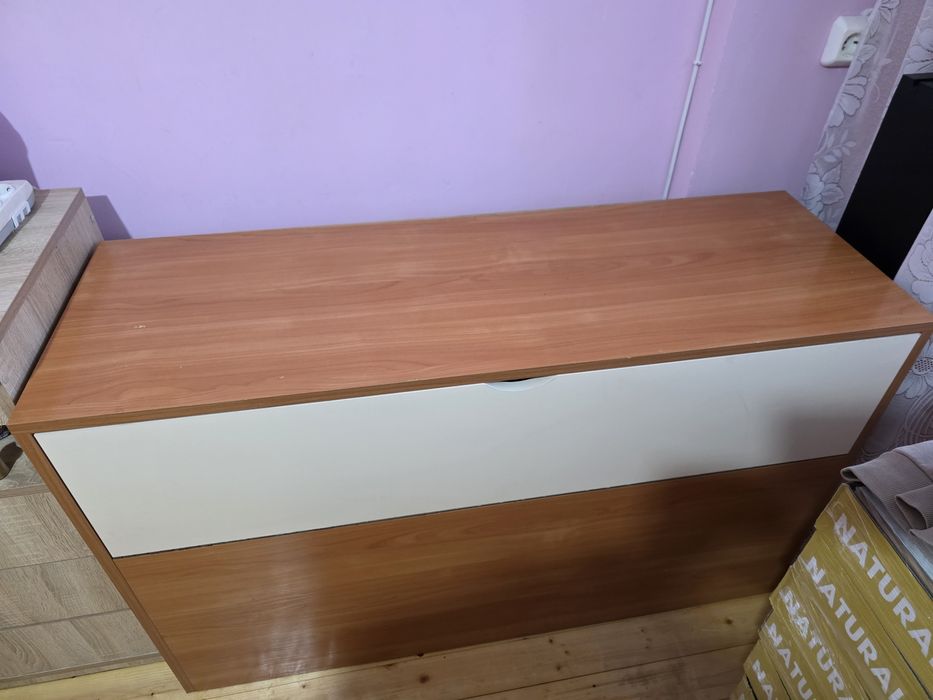 Продавам  легло  Приста  с матрак, повдигащ механизъм и ракла.