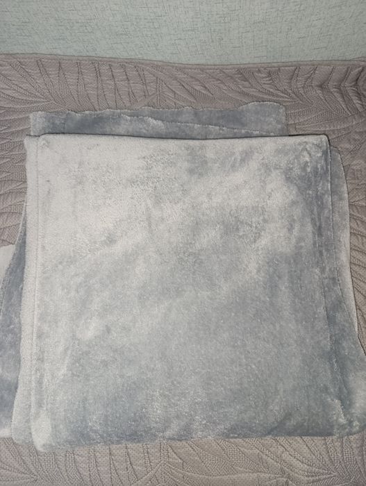 продам два плюшевых пледа серого цвета