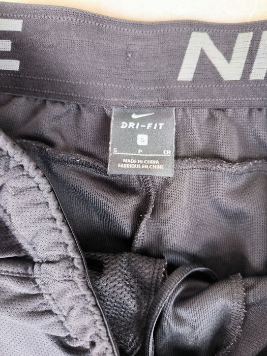 Nike къси панталони S размер
