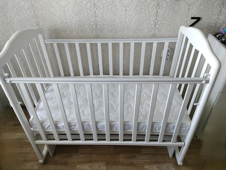 Детская кроватка с маятником