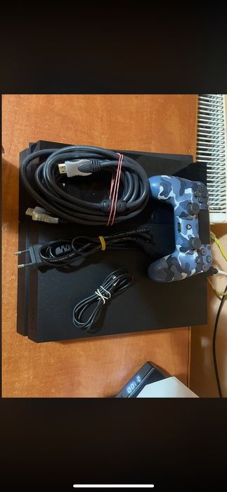 Vând PS4 modat urgent
