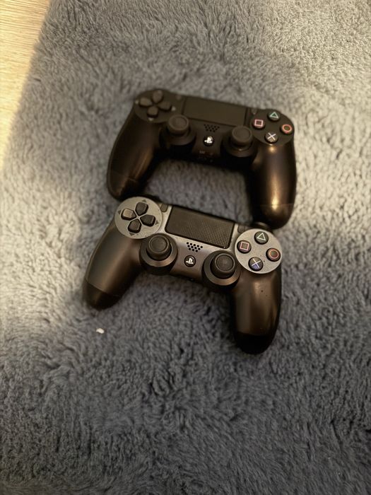 Vand ps4,il am de aproximativ 2 ani.2 manete originale si 1 neoriginala.1500 de lei negociabil.Mai multe detalii in privat.