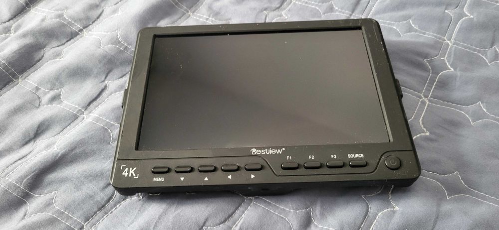 Monitor Bestview de 7 inch (model Bestview S7 4K Field Monitor), conceput pentru utilizare cu camere video și DSLR