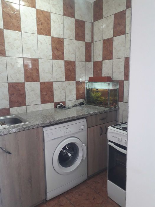 Vănd garsoniera utilată și  mobilată.