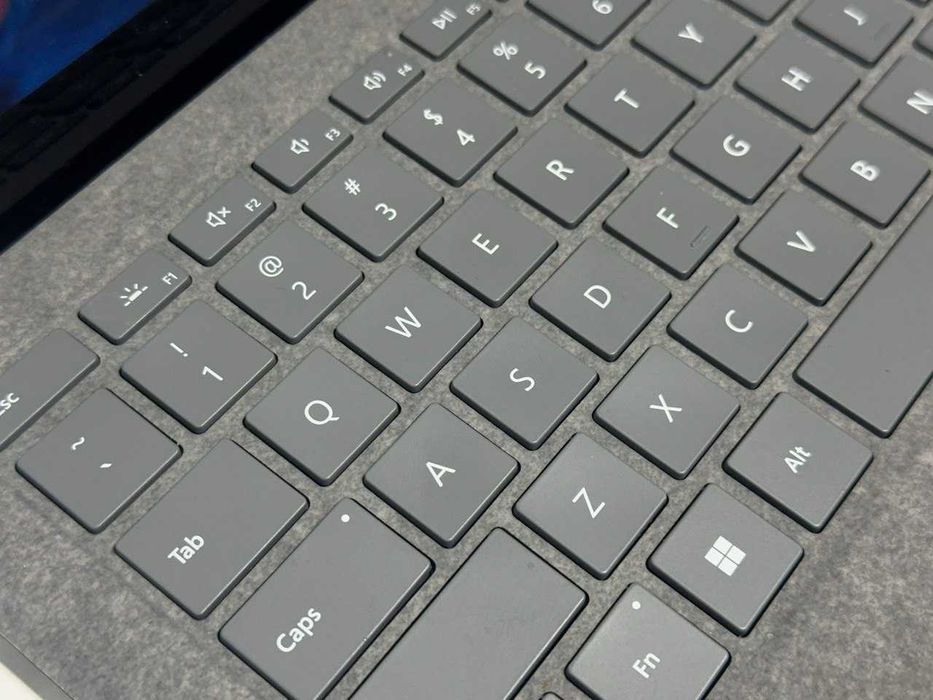 Microsoft Surface Laptop сотилади