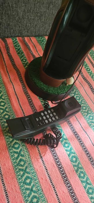 Telefon vintage cu crose de golf, geantă de golf,