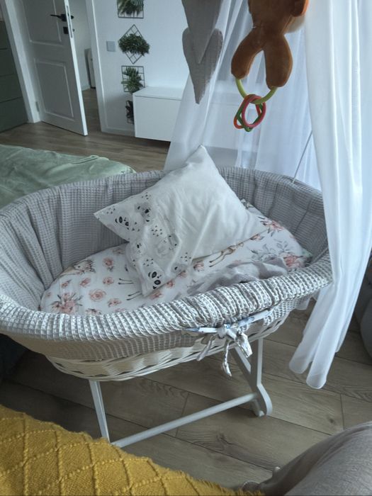 Cos- Pătuț alb din răchită cu echipament pentru bebeluș