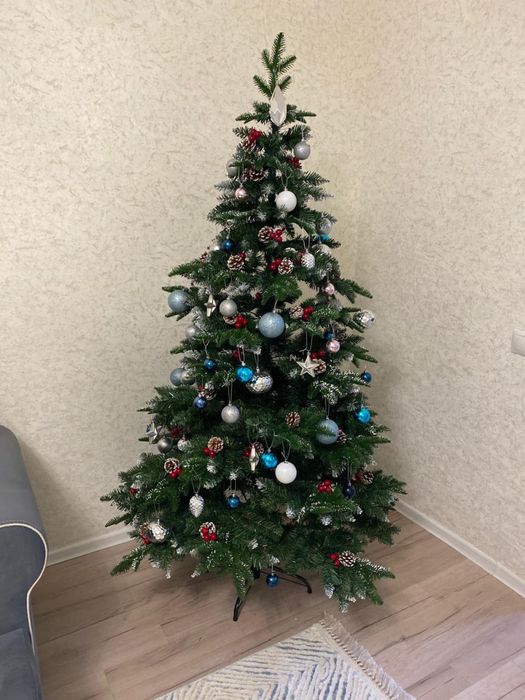 Елка с украшениями