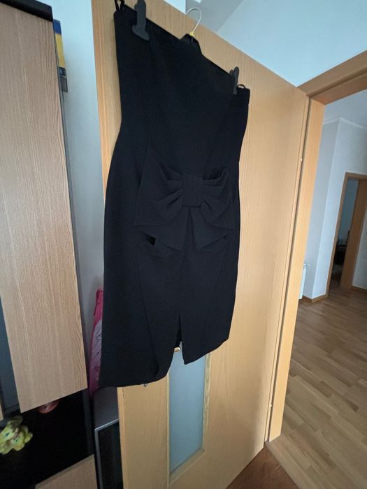 Rochie neagra fara bretele , foarte sic , marca Guy Laroche