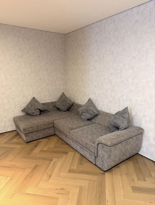 продам диван с 4 подушками (раскладной)