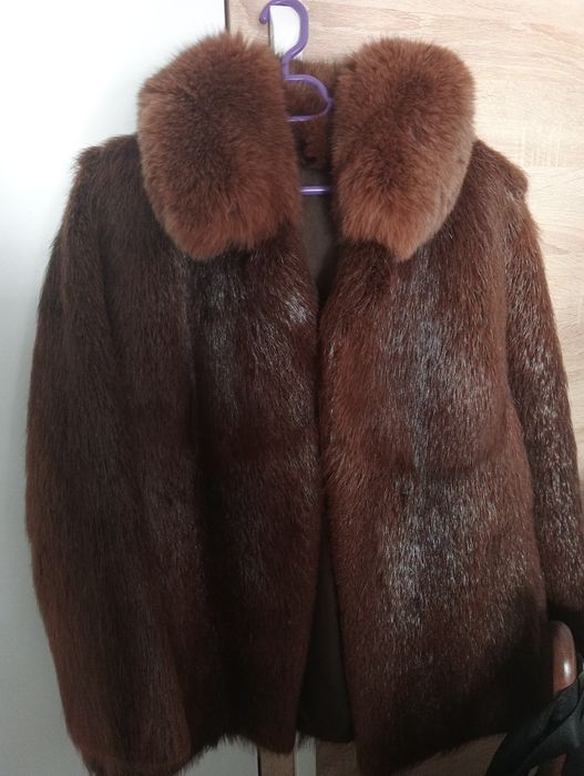 Vând blană naturală de nutrie cu guler de vulpe