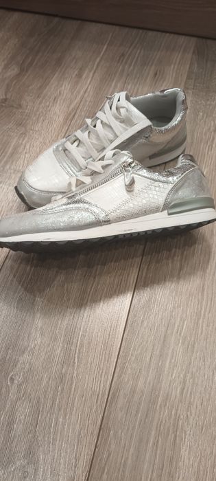 Дамски спортни обувки