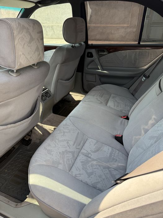 W 210  Mercedes-benz