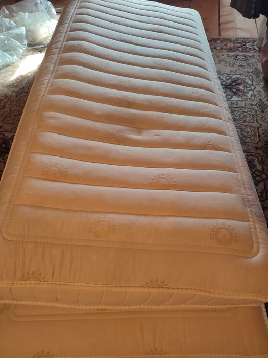 Vând 2 saltele din burete, dimensiuni 100/200 cm