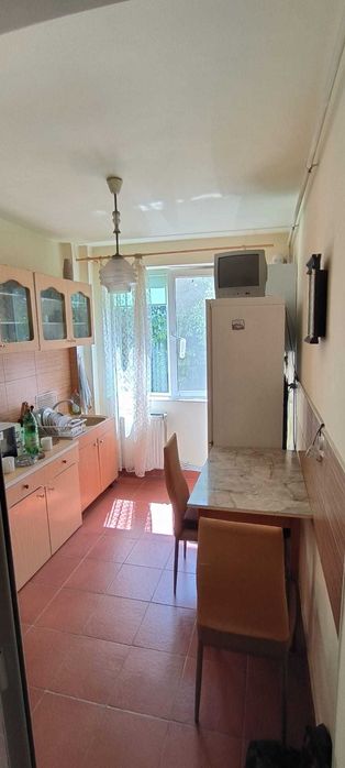 Vand apartament 2 camere + balcon, et. 3/4, zonă liniștită lângă școli și piață – Câmpina!