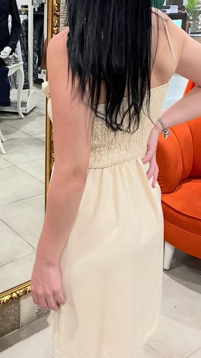 Кокетна екрю къса рокля