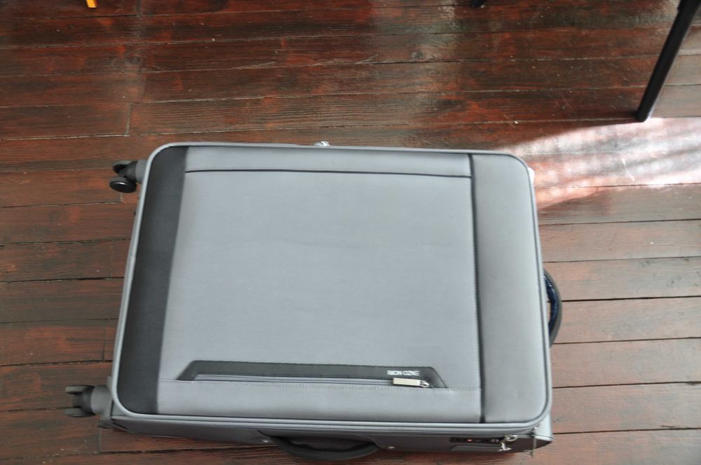 Продавам чисто нов куфар 30 инча