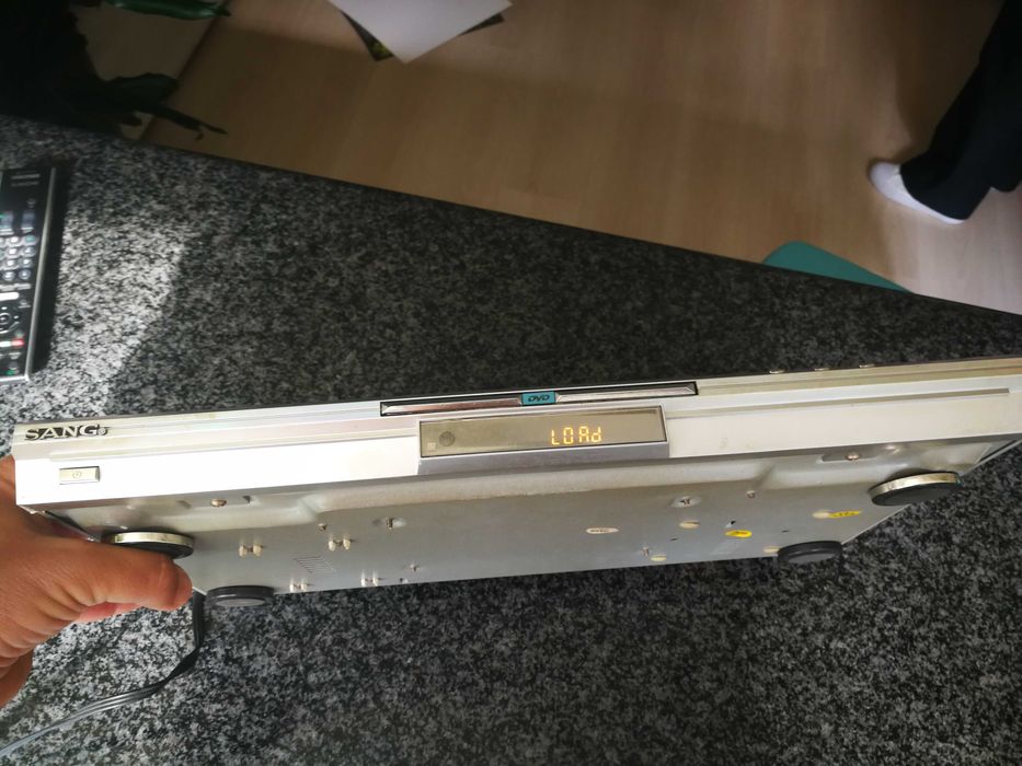 Продавам DVD плеър