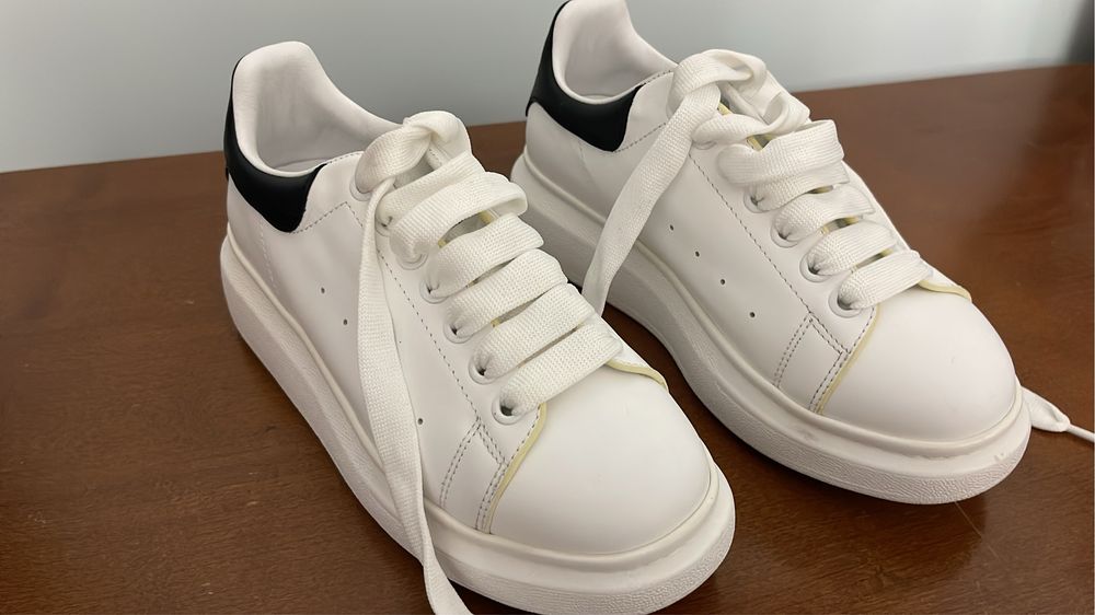 Adidasi albi casual, perfecti pentru un look modern