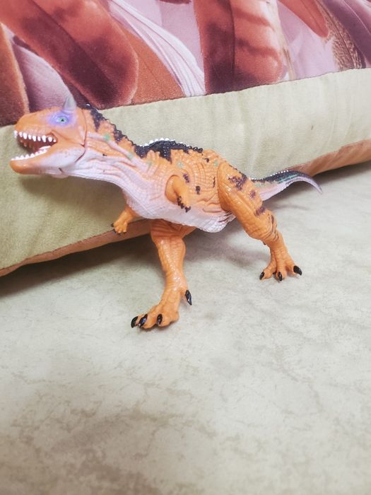Продаю игрушечного динозавра