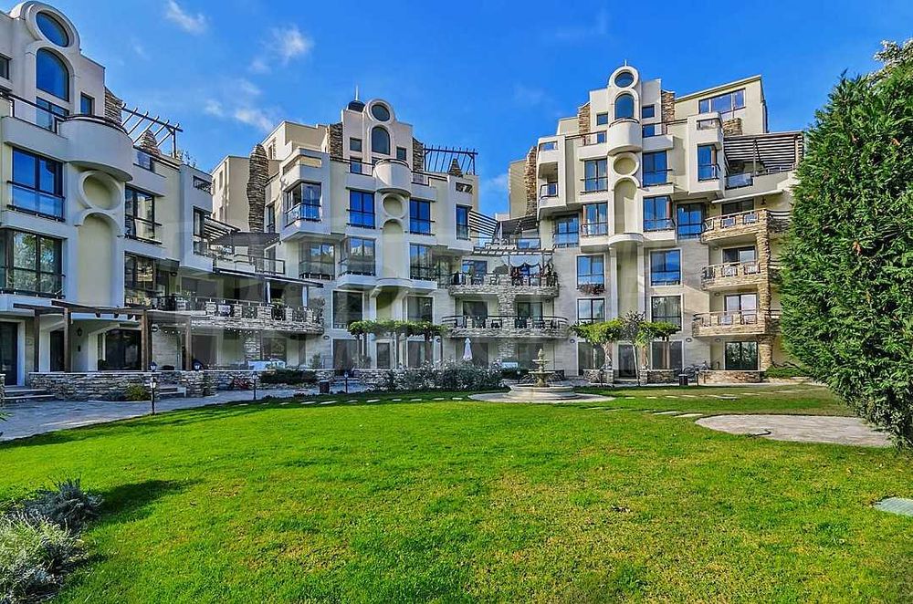 Продава се Тристаен апартамент в Варна, Бриз - 139 кв.м за 2375 €/кв.м - Снимка #2