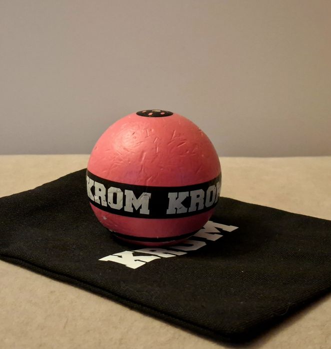 Krom strogo pink tama