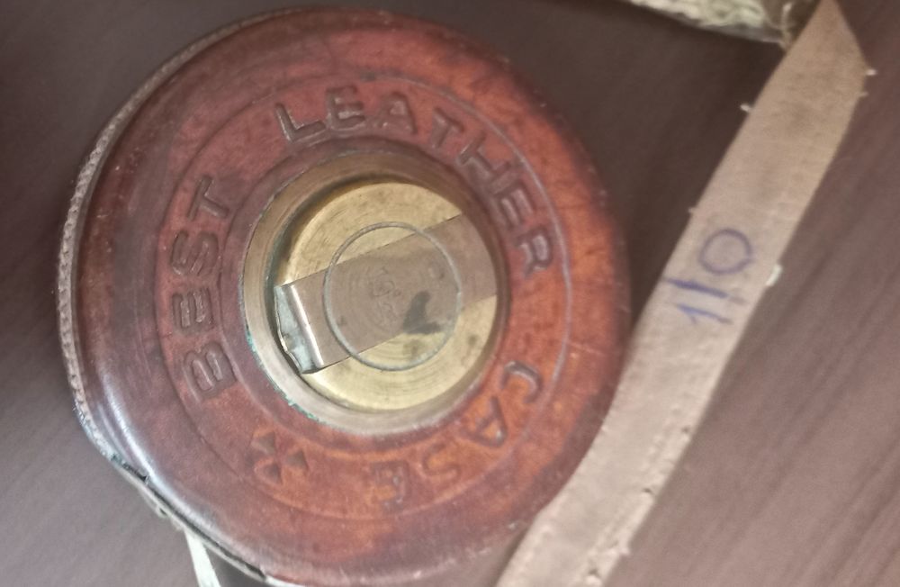 Ruleta veche Leather case