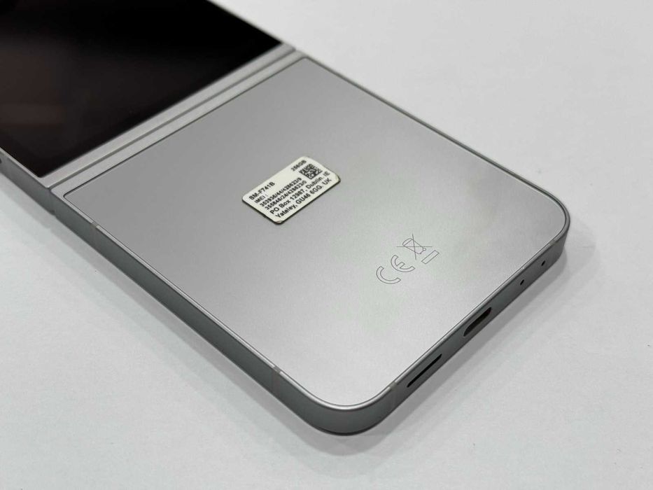 Телефон - Samsung Galaxy Z Flip6 / 256GB