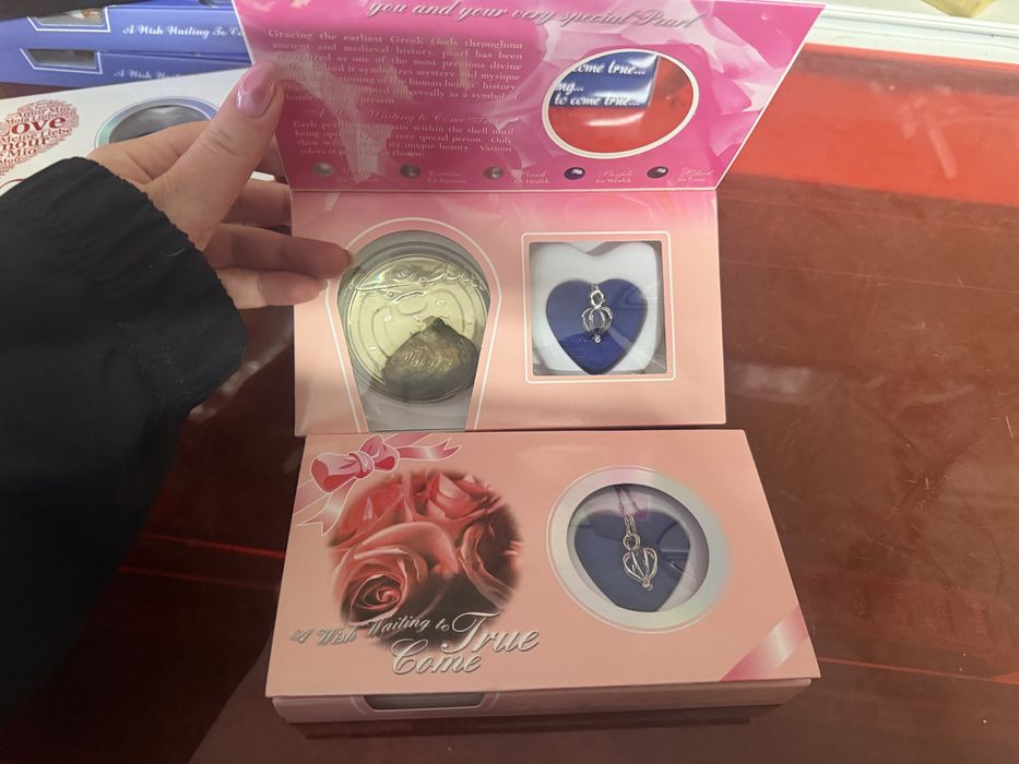 Колие с естествена перла в мида.