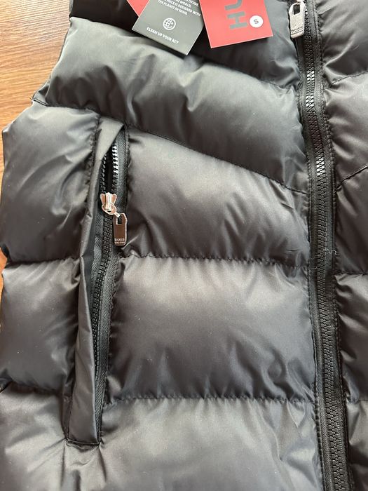 Мъжки,черен елек Hugo BOSS с бродирано лого и двойни джобове