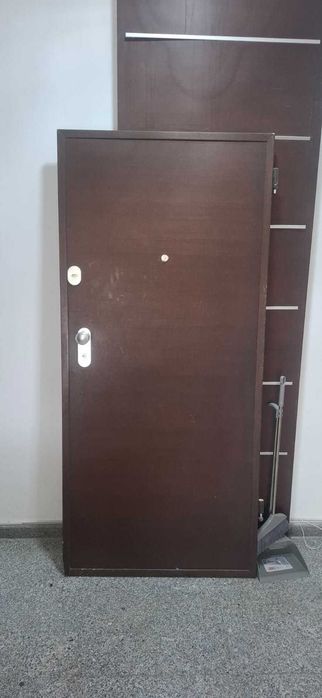 Продаётся б/у дверь