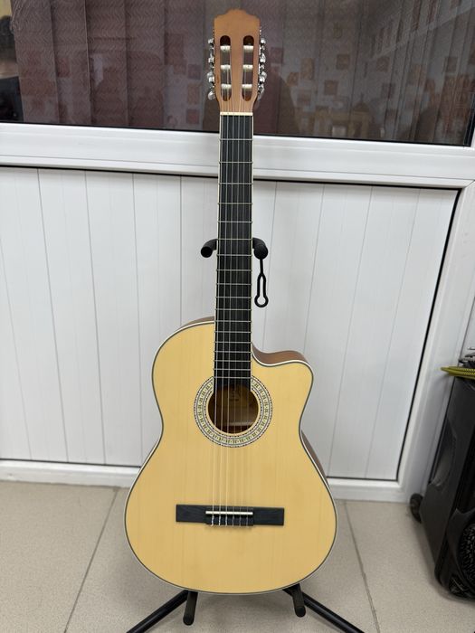 Классическая гитара Белая